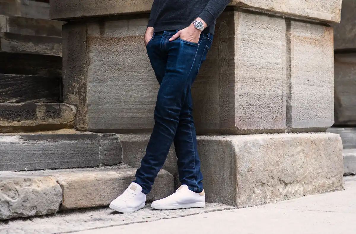 Comment porter des sneakers blanches homme ?