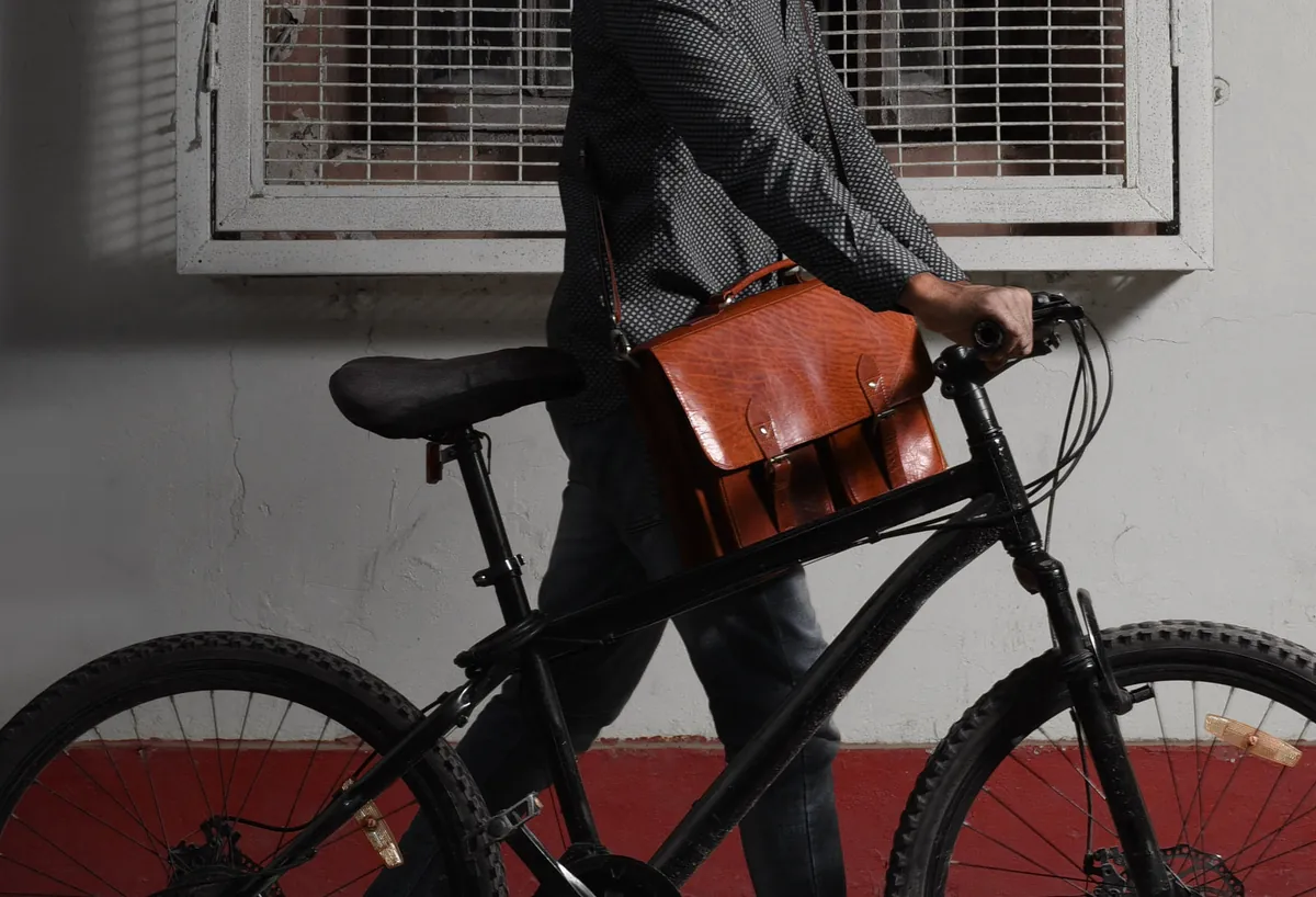 Comment porter un sac bandoulière homme ?